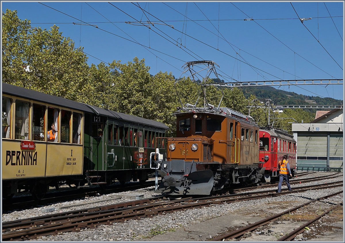 50 Jahre Blonay Chamby - MEGA BERNINA FESTIVAL: Whrend des B-C Bernina Festival verkehrte am Sonntag einige Zge der BC bis nach Vevey. 
Da der Zug relativ lang, und zudem die Treibfahrzeuge untereinander auch in Umgekehrter  Reihenfolge d.h. das Krokodil an der Spitze verkehren sollten ergab sich auf den recht engen Gleisangelange von Vevey ein sogenanntes  Kaisermanver , ein Ausdruck fr eine etwas komplizierteres  Rangieren, in diesem Fall mit dem Belle Epoque Zug, dem RhB Ge 4/4 182 und dem RhB ABe 4/4 35. 


9. Sept. 2018