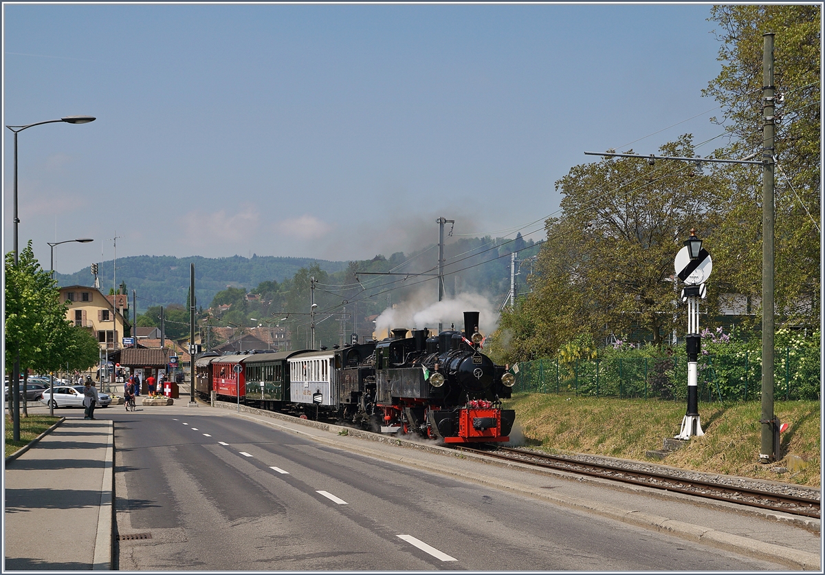 50 Jahre Blonay - Chamby Museumsbahn: die die SEG G 2x 2/2 105 und HGe 3/4 N° 3 verlassen Blonay mit dem offiziellen Eröffnungszug mit geladen Gästen zur 50 Jahre Feier der Museumsbahn.
4. Mai 2018