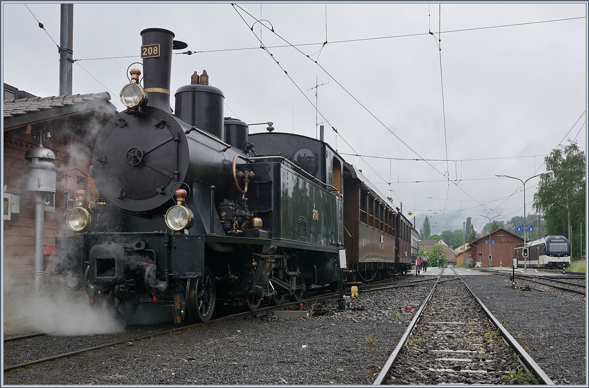 50 Jahre Blonay - Chamby; Mega Steam Festival: Als eine der Gastlok dampft die der Ballenberg Dampfbahn gehörende SBB G 3/4 208 (Baujahr 1913) zwischen Blonay und Chamby. Obwohl eine Meterspurlok, hat sie doch das typische  Gesicht  der damaligen SBB Loks. Das Bild zeigt die Lok in Blonay kurz vor der Abfahrt nach Chamby.
10. Mai 2018