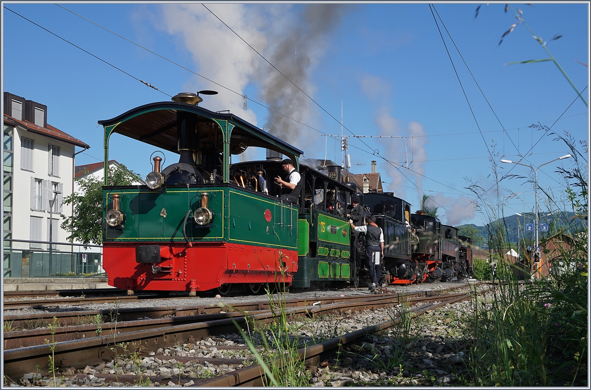 50 Jahre Blonay - Chamby; Mega Steam Festival: Am Freitag, den 11. Mai fand für vorab angemeldete Teilnehmer eine Foto- und Filmfahrt statt. Dies war für mich kein Thema, da ich arbeiten musste. Hingegen nutzte ich die Gelegenheit, die Abfahrt der zahlreichen Dampfloks in Blonay zu fotografieren. Acht Dampflok standen in Blonay! Auf dieses Bild passten folgende (B-C Bezeichnungen): FP 4 (1900), TS 60 (1898) die bald wegfahren dann folgen die CFF 208 (1913), die SEG 105 (1918) die CP E 164 (1905) und die FO 4 (1913). Nicht im Bild, bzw verdeckt die LEB  5 (1890) und die JS 909/BAM 6 (1901)
11. Mai 2018