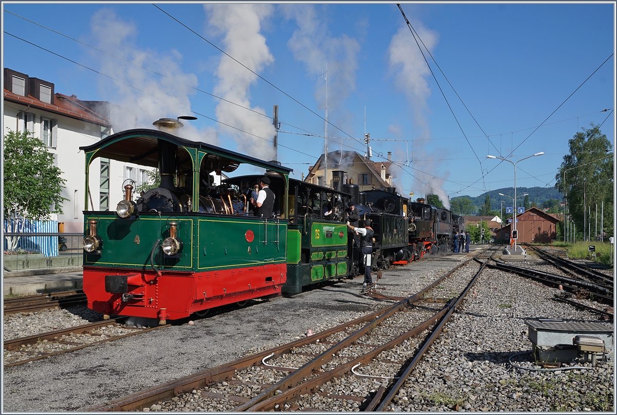 50 Jahre Blonay - Chamby; Mega Steam Festival: Am Freitag, den 11. Mai fand für vorab angemeldete Teilnehmer eine Foto- und Filmfahrt statt. Dies war für mich kein Thema, da ich arbeiten musste. Hingegen nutzte ich die Gelegenheit, die Abfahrt der zahlreichen Dampfloks in Blonay zu fotografieren. Acht Dampflok standen in Blonay! Auf dieses Bild passten folgende (B-C Bezeichnungen): FP 4 (1900), TS 60 (1898) die in Kürze wegfahren, dann folgen die CFF 208 (1913), die SEG 105 (1918) die CP E 164 (1905) und die FO 4 (1913). Nicht im Bild, bzw verdeckt sind die LEB 5 (1890) und die JS 909/BAM 6 (1901)
11. Mai 2018