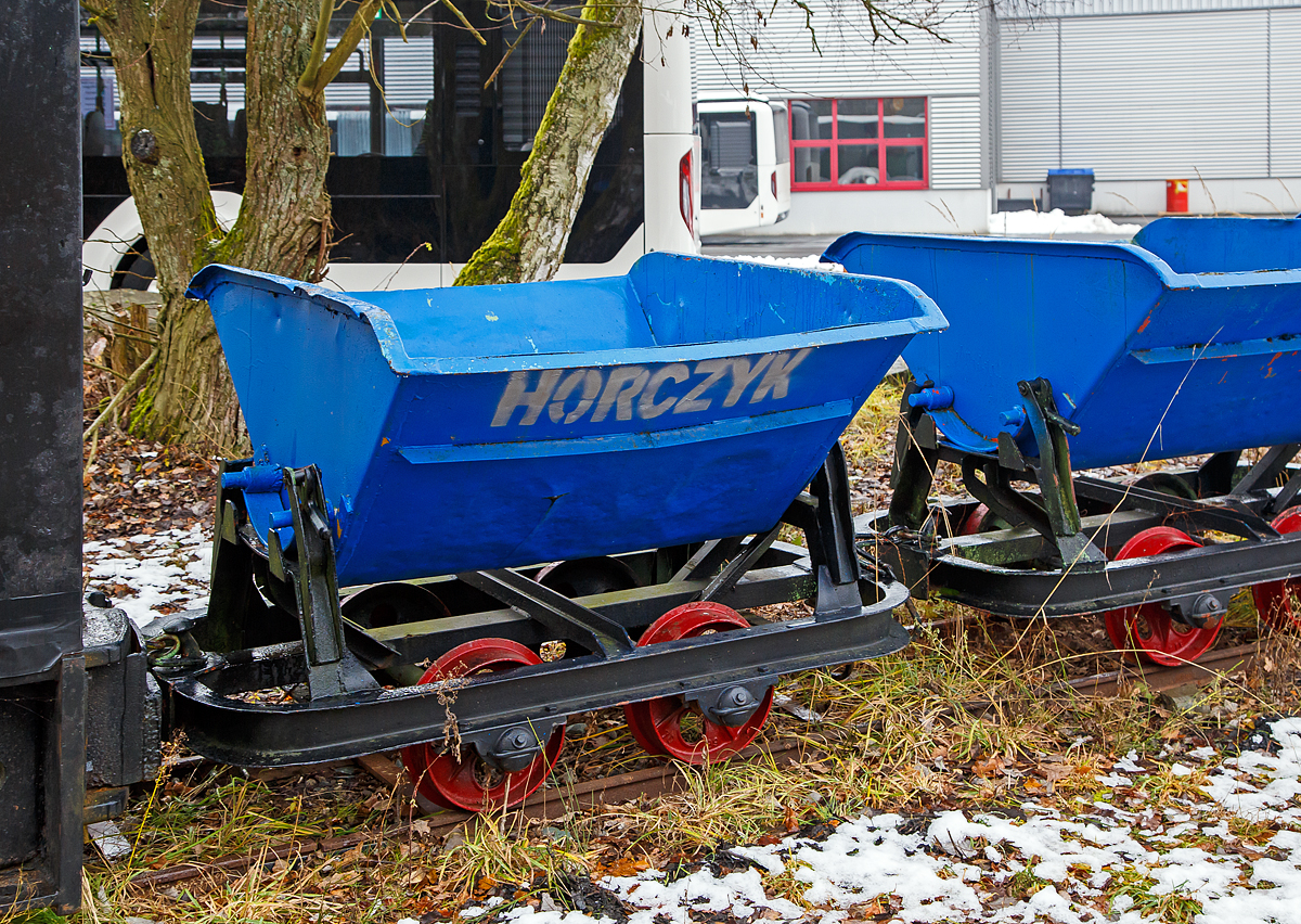 600 mm Feldbahn-Kipplore eingereiht in einen Denkmal-Lorenzug mit einer DIEMA Feldbahnlok am11.12.2021 bei dem Betriebshof der Westerwaldbahn (WEBA) auf der Bindweide bei Steinebach/Sieg.

Für den Laien ist alles, was auf der Feldbahn fährt eine Lore. Tatsächlich bezieht sich dieser Ausdruck auf die wohl am weitesten verbreitete Wagenform - eine einfaches Rahmengestell mit zwei Achsen, Pilzkopfkupplungen und kippbarer Mulde. Die Mulden gab es in schmaler Bauform für den beengten Tiefbaubetrieb (Untertage-Bergbau), in breiter Bauform für die Tagebaue, Steinbrüche, Fabrikanlagen, usw.. In dieser Form war dieser Wagentyp in 100.000 und mehr Exemplaren weltweit im Einsatz. Von der Westerwälder Tongrube bis zum Bau der Autobahnen. In den Ausführungen zeigte sich eine kaum zu überblickende Vielfalt. 

Diese Kipplore ist in der Bauart Eluco Record, in geschweißter Ausführung: Mulde aus Stahlblech, Abrollwiegen, Schlagleisten und Untergestell aus Profilstahl.