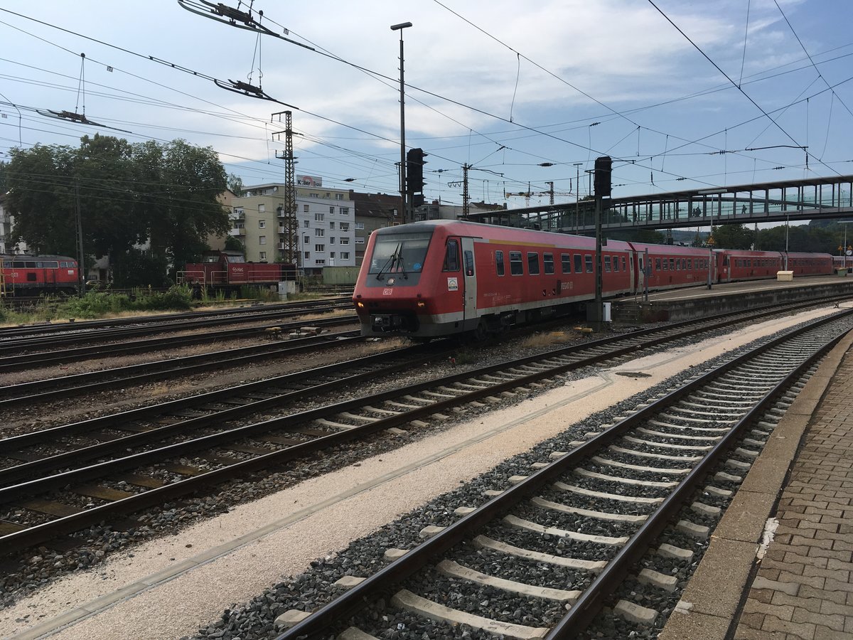 611 012 + 611 035 bei der Ausfahrt als Ire nach Basel in Ulm Hbf im Juli 2017.