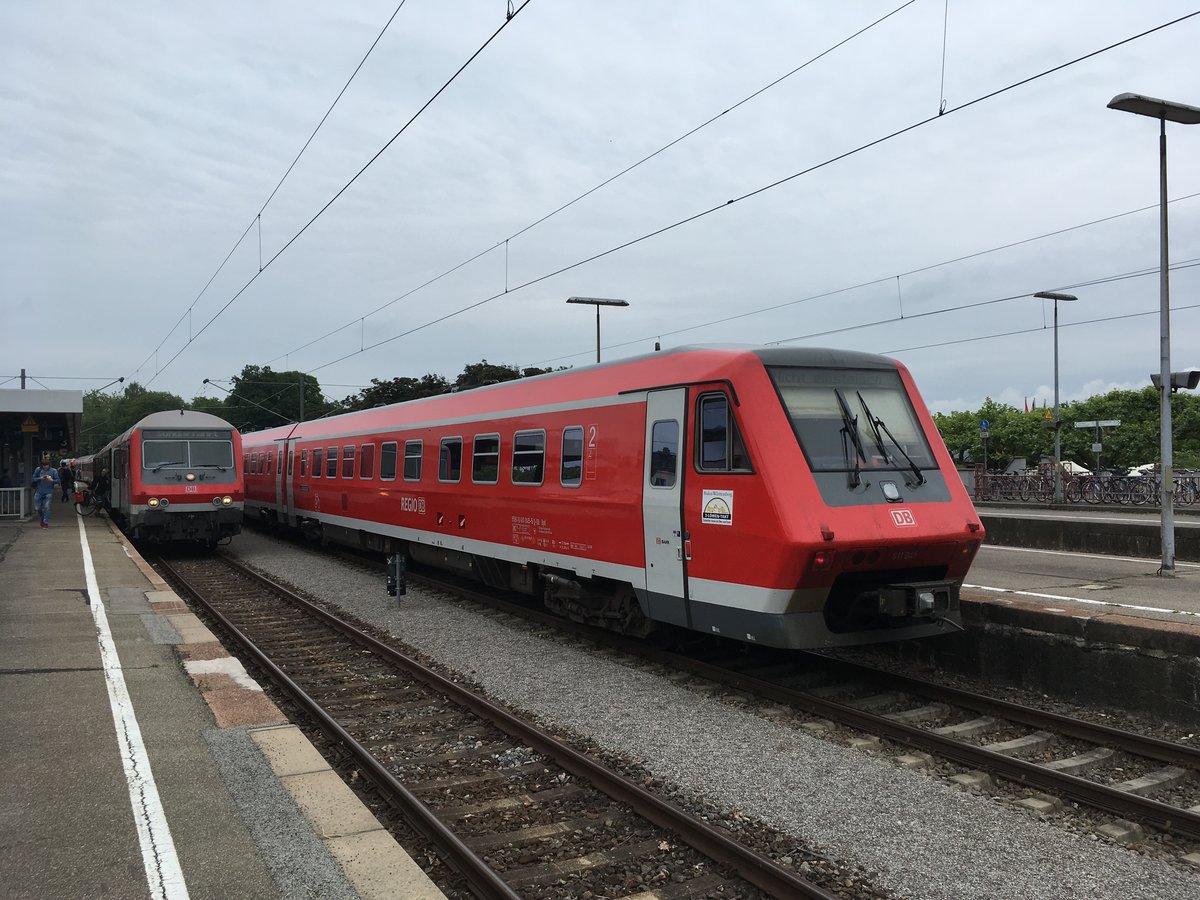 611 035 mit 611 021 und 611 045 als IRE nach Ulm Hbf treffen auf die Freiburger n Wagen die an diesem Tag ihre abschiedsfahrt nach Offenburg über die Schwarzwaldbahn fuhren.

Radolfzell am 05.06.17 

Dieses Bild wird bald doppelt Geschichte sein, da die n Wagen nicht mehr nach Radolfzell kommen und auch die BR 611 demnächst Geschichte sein wird.