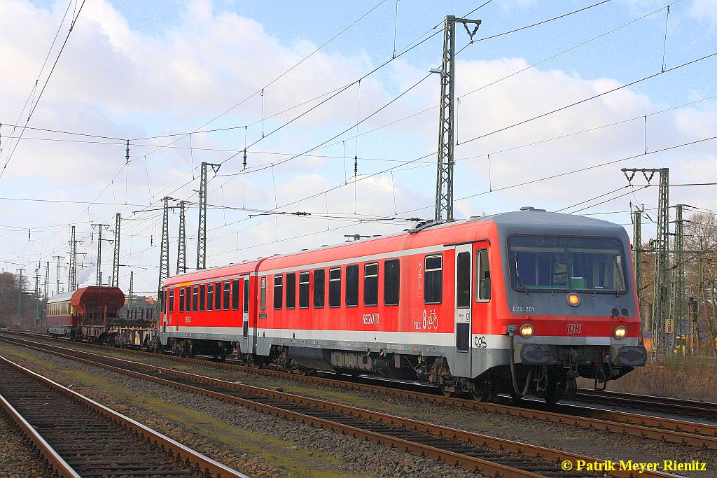 628 201 mit Güterwagen als PmG abgestellt im Bbf. Hamburg-Harburg
(Für Fotos wurde das so Zusammengestellt) - 11.03.2015 -> Hintergrund-Info: Der Triebwagen geht ins DB Museum Koblenz-Lützel und wird Irgendwann in Mintgrün Umlackiert