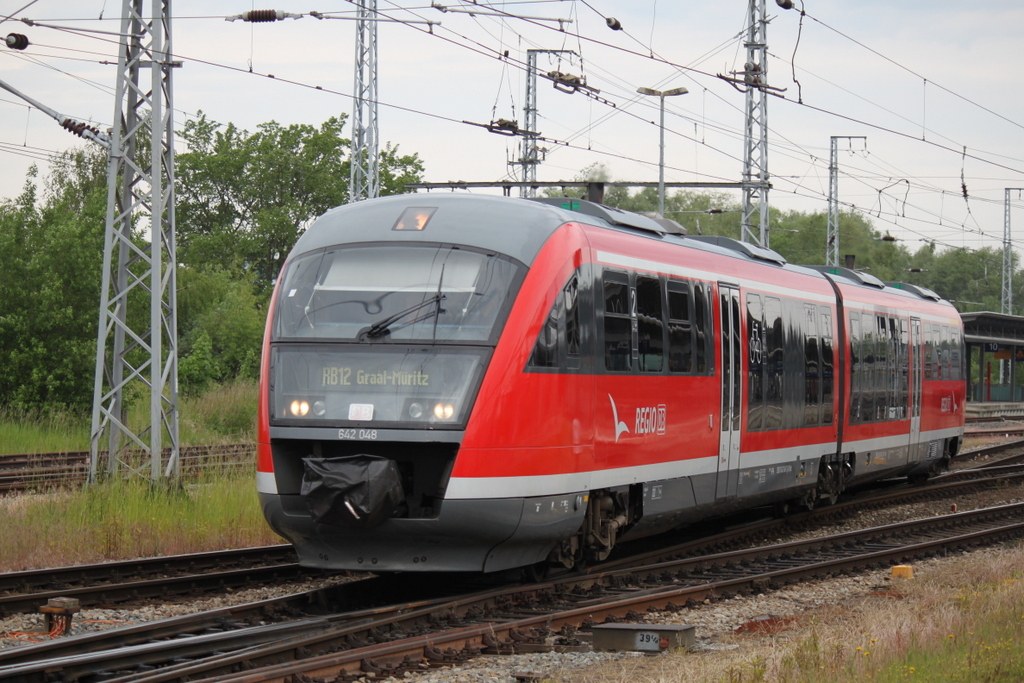 642 048-2 als RB 12 von Rostock Hbf nach Graal-Mritz bei der Ausfahrt im Rostocker Hbf.06.06.2015