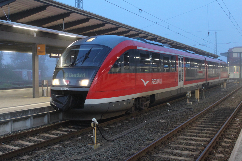 642 079 als DB-Dienstfahrt von Rostock Hbf nach Tessin kurz vor der Ausfahrt gegen 06.39 Uhr im Rostocker Hbf.22.09.2017