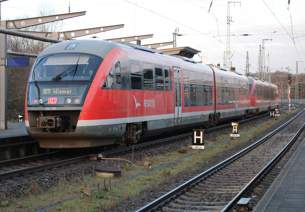 642 185 als RB 11(Tessin-Wismar)bei der Ausfahrt im Rostocker Hbf.30.12.2022