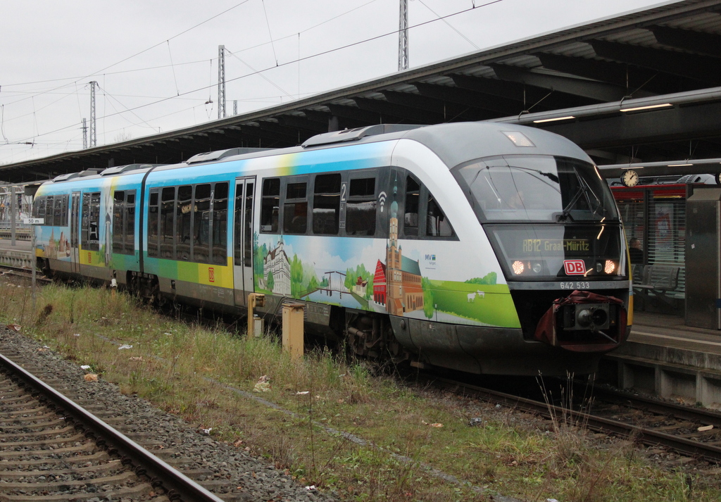 642 533 als RB 12 von Rostock Hbf nach Graal-Müritz kurz vor der Ausfahrt im Rostocker Hbf.19.12.2025
