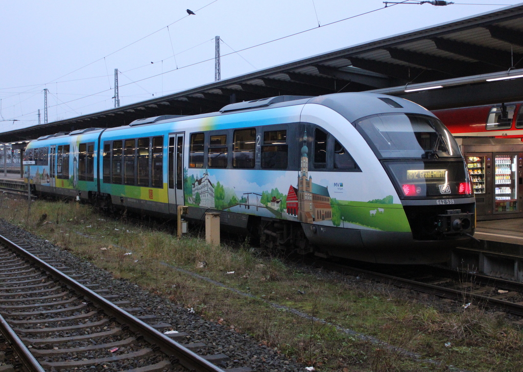 642 539 stand als RB 12 im Rostocker Hbf.27.12.2025