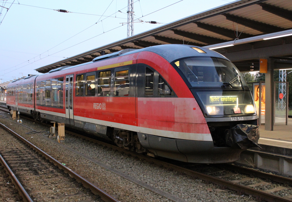 642 540-9 stand am Abend des 18.09.2020 im Rostocker Hbf.