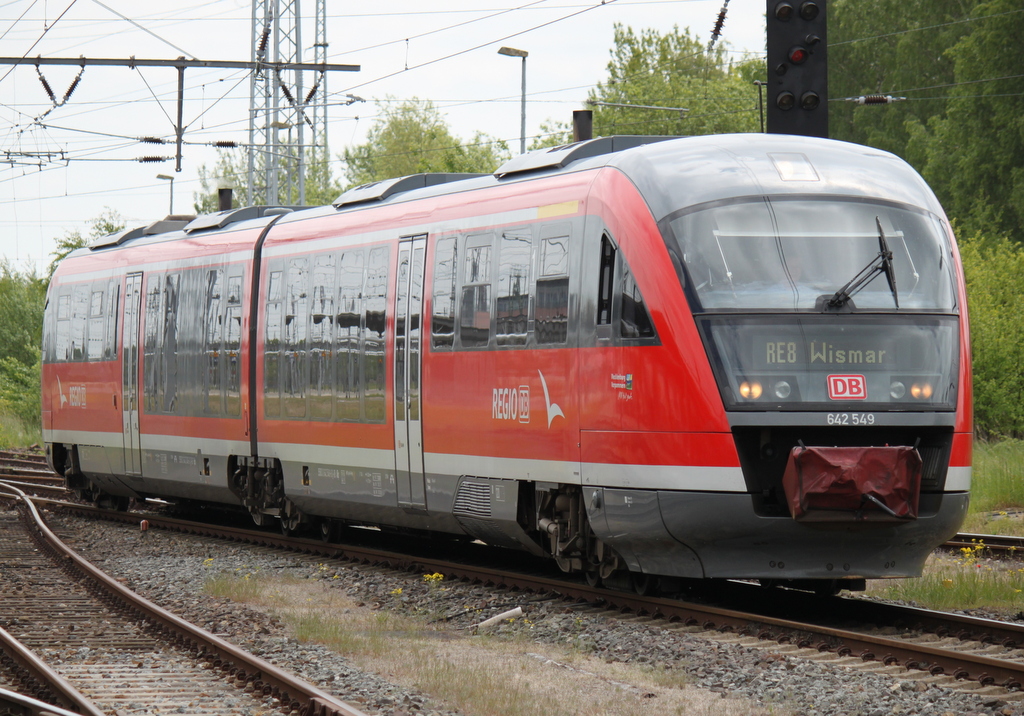 642 549-9 als RE8(Tessin-Wismar)bei der Einfahrt im Rostocker Hbf.22.05.2015 zum Fahrplanwechsel 2015/2016 verkehrt der Zug dann als RB11
Wismar–Tessin-Wismar.
