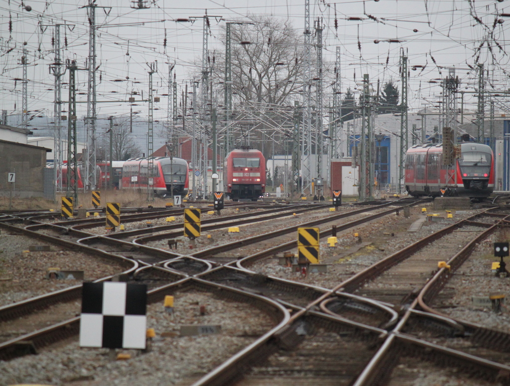 642 550-7 und 101 137-8 waren im BW Rostock Hbf besch�ftigt recht´s fuhr 642 079-7 als RE8 von Wismar nach Tessin raus.15.03.2015
