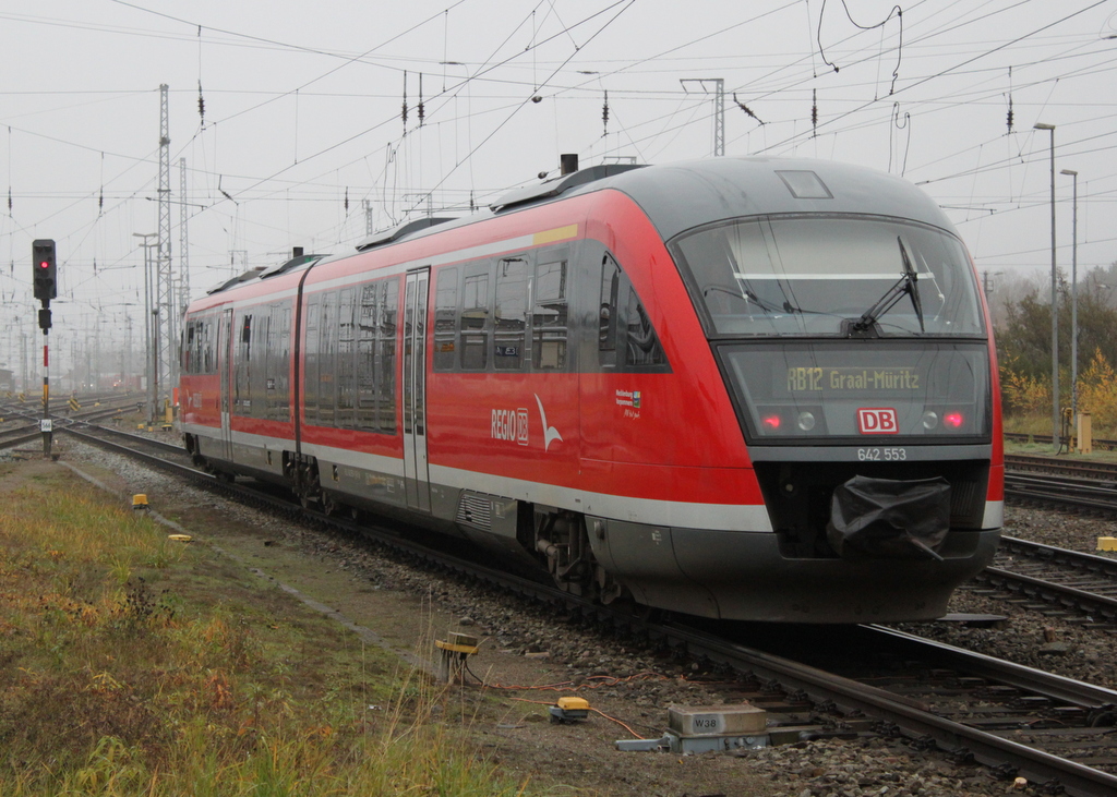 642 553 als RB 12 von Rostock Hbf nach Graal-M�ritz bei der Ausfahrt im Rostocker Hbf.25.11.2016