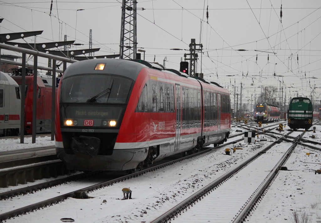 642 553 beim Rangieren im Rostocker Hbf weiter hinten stehen 203 127-6 und 442 354 abgestellt.08.01.2016