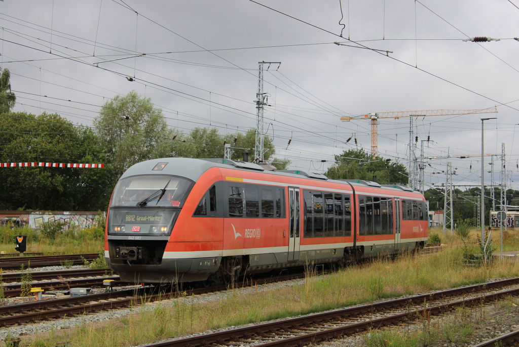 642 683 als RB 12 von Rostock Hbf nach Graal-Müritz bei der Ausfahrt im Rostocker Hbf.03.08.2025