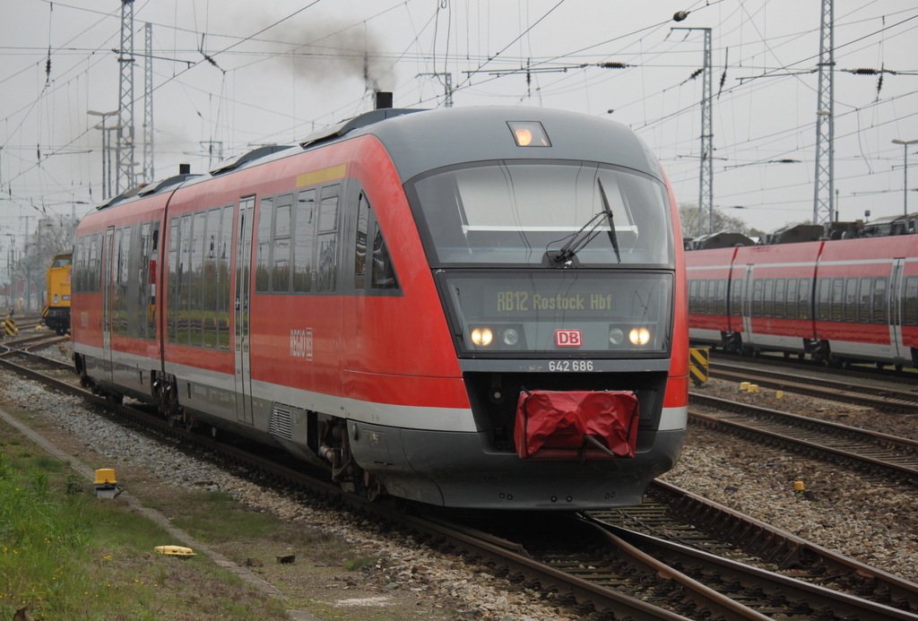 642 686-9(ex Bh Frankfurt-Griesheim)als RB12 von Graal-M�ritz nach Rostock Hbf bei der Einfahrt im Rostocker Hbf.18.10.2014