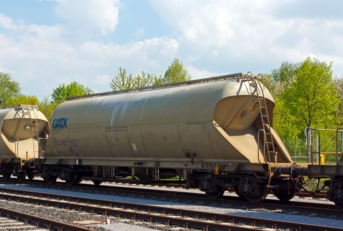 69 m 4-achsiger Behlterwagen fr staubfrmige Gter mit Druckluftentleerung, 33 RIV 80 D - GATXD 9319 060 - 5, der Gattung Uacs, der Wagon-Vermietungsfirma GATX Rail Germany GmbH, abgestellt am 05.05.2013 bei der Schaefer Kalk GmbH & Co. KG, Werk Steeden.
 
Dieser 4-achsige Wagen wird von der Chemie-,Zement- oder Kalkindustrie fr den Transport von staub- bzw. feinkrnigen Produkten verwendet, hier Kalk.

Die Behlter stellen uerlich einen liegenden Zylinder dar, der aus einem Druckbehlter mit drei Absaugkegeln (Trichter) besteht.
Die Beladung erfolgt ber drei auf der Behlteroberseite angeordnete Dome DN 500, welche mit einem Schnellverschludomdeckel ausgestattet sind.
Die Entladung erfolgt pneumatisch. Die Luftanschlustutzen (Fest- und Blindkupplung C) sind zentral an beiden Wagenlngsseiten angeordnet. Der Anschlustutzen der zentralen Entleerungsleitung hat beidseitig einen 5 1/2 လ Gewindeanschluss.
Der Behlter ist mit Sicherheits- und Unterdruckventilen sowie mit Manometern fr Leitungs- und Behlterdruck ausgestattet.

TECHNISCHE DATEN: 
GATX-Typ: 8069 
Tankvolumen: ca. 69.000 l
Tankwerkstoff: St 52-3 
Prfberdruck:  3,25 bar
Betriebsdruck:  2,5 bar
Eigengewicht: 24.100 kg 
Gesamtgewicht: 83.000 kg
Hchstgeschwindigkeit: 120 km/h leer bzw. 100 km/h beladen
Drehzapfenabstand: 11.080 mm 
Achsstand im Drehgestell: 1.800 mm 
Lnge ber Puffer: 16.120 mm
Achslast:  20,75 t
kleinster befahrbarer Radius: 45 m