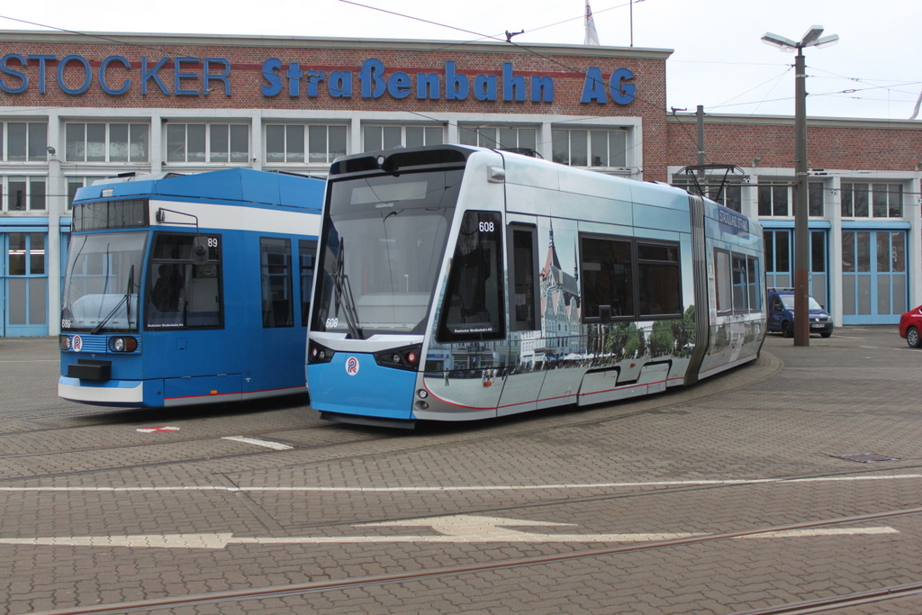 6N1 Wagen 689 und 6N2 Wagen 608 waren am Nachmittag des 08.02.2019 auf dem Geländer der Rostocker Straßenbahn abgestellt.