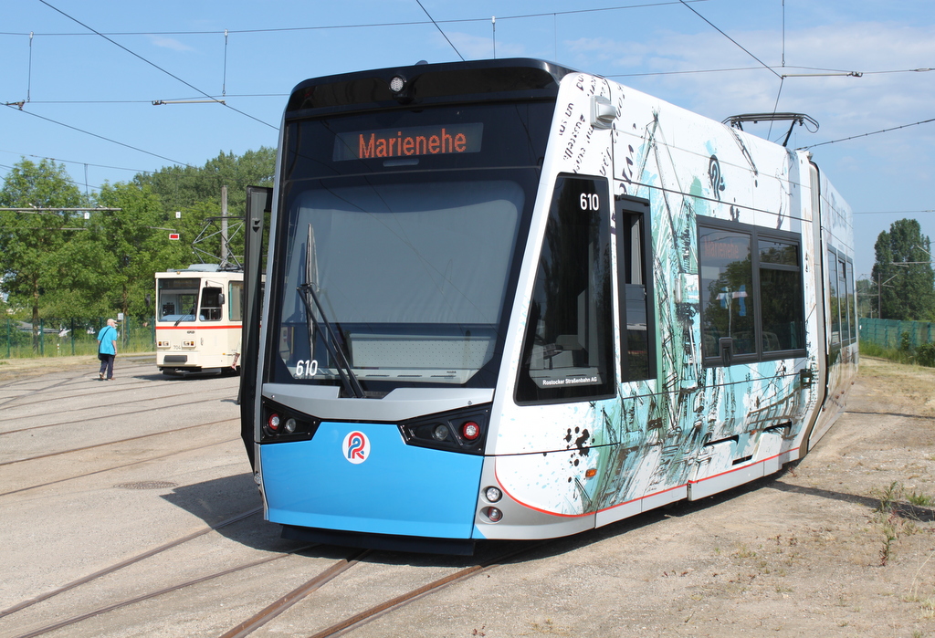 6N2-Wagen 610 und Tatra T6A2(704)standen am 26.05.2018 vor dem Depot 12 in Rostock-Marienehe.