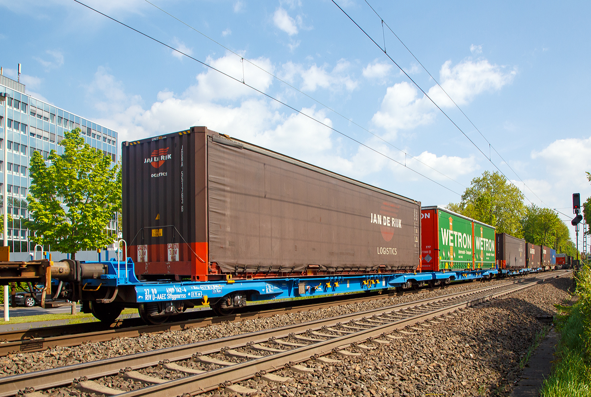 8-achsiger Niederflur-Containertragwagen (Megafret) 37 80 4909 142-4 D-AAEC der Gattung Sffggmrrss 40 der AAE Cargo AG (heute zur VTG), beladen mit zwei 40‘ Containern, am 30.04.2019 im Zugverband bei der Durchfahrt in Bonn-Gronau (nhe dem Bf Bonn UN Campus). Hier ist die UIC Nummer nun nach dem neuen Schlssel.

Diese Wagen mit zwei tiefen Plattformen auf vier Drehgestellen (acht Achsen) eignet sich zum Transport von 20‘, 30‘, 40‘ Containern und Wechselbehltern nach UIC 592 Norm, in symmetrischer und asymmetrischer Ladekonfiguration auf der kompletten Ladelnge. Die Gesamtlnge des Wagens wird mit Hilfe eines kurzen Kupplungssystem zwischen den zwei Tiefladeplattformen optimiert.

Bei einer Ladehhe von nur 825 mm ist es mglich, Container von 9‘6“ (Highcube) durch den rmelkanal-Tunnel in europische Terminals zu transportieren.

Volumengter knnen ausgezeichnet transportiert werden und es ist mglich, Wechselbehlter und Container mit einer externen Hhe von 3.220 mm innerhalb des C-45 Profils zu fahren.

TECHNISCHE DATEN:
Spurweite: 1.435 mm
Lnge ber Puffer: 36.440 mm
Drehzapfenabstand: 2 x 13.080 mm
Radsatzstand in den Drehgestellen: 2.000 mm
Laufraddurchmesser: 730 mm (neu) 
Ladelnge: 2 x 16.105 mm
Eigengewicht: ca. 39 t
Nutzlast: ca. 89 t
Max. Geschwindigkeit bei 135,0 t: 100 km/h
Max. Geschwindigkeit bei 120,0 t: 120 km/h
Kleinster bef. Gleisbogenradius: 150 m (im Zugverband) / 75 m der Einzelwagen
Intern. Verwendungsfhigkeit: RIV