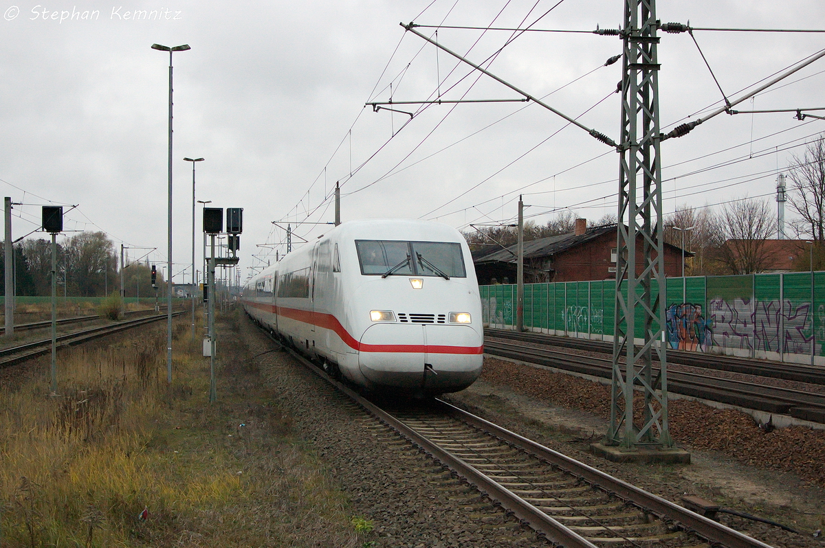 808 033-5  Ulm  als ICE 557 von K�ln Hbf nach Berlin Ostbahnhof & 808 021-0  L�bbenau/Spreewald  als ICE 547 von D�sseldorf Hbf nach Berlin Ostbahnhof, bei der Einfahrt in den Bahnhof Rathenow. Netten Gru� an den Tf! 23.11.2013