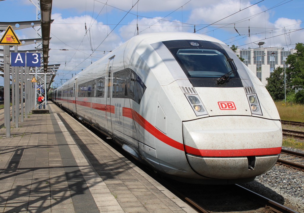 812 033-0 als ICE 203(Stralsund Hbf → Karlsruhe Hbf)bei der Ausfahrt im Rostocker Hbf.20.06.2025