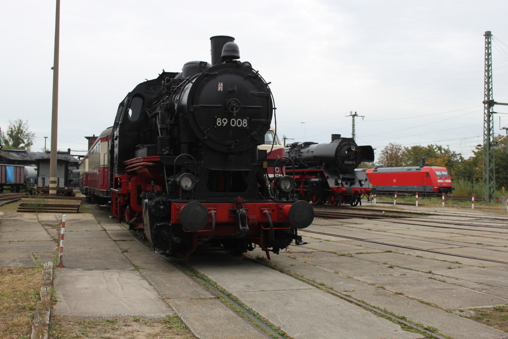 89 008 vom Mecklenburgischen Eisenbahn-und Technikmuseum stand zu den Schweriner Modellbahn-Tagen drau�en zur besichtigung.01.10.2016