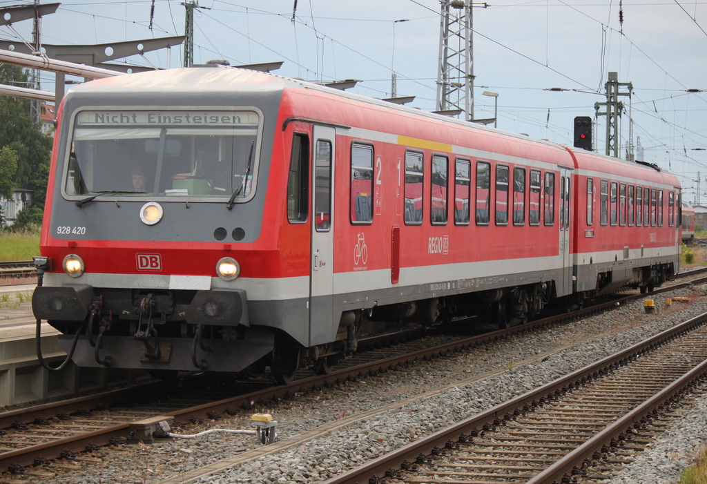 928 420-8 als �berf�hrung von L�beck/G�strow bei der Einfahrt im Rostocker Hbf.06.06.2015