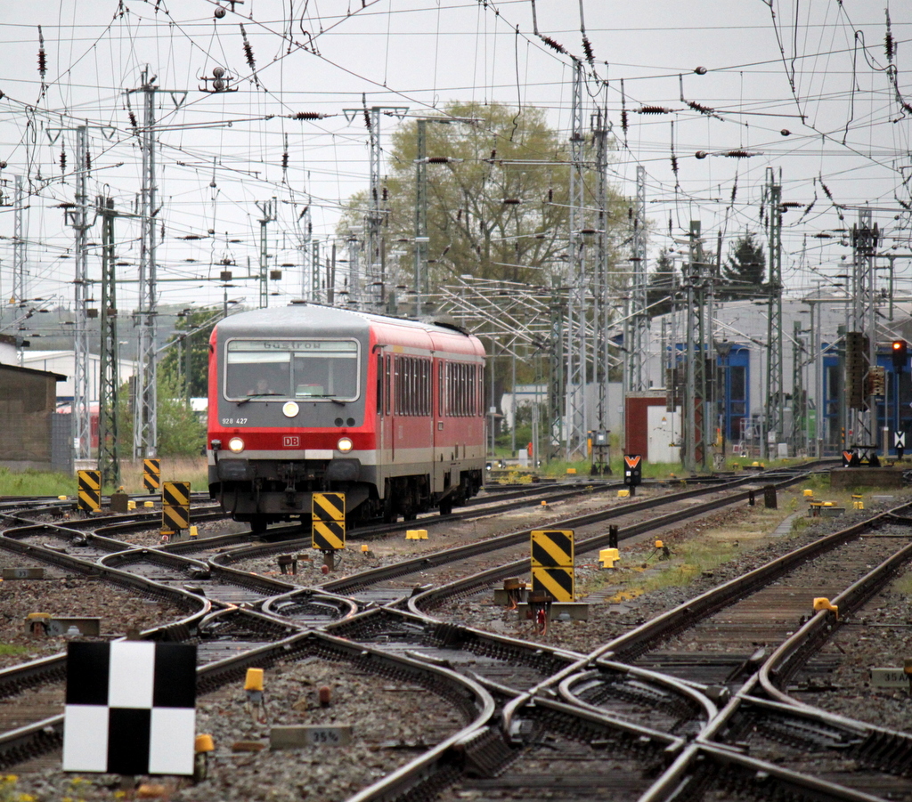 928 427-3 bekam am 10.05.2015 im Rostocker Hbf bisschen Auslauf und durfte sp�ter nach G�strow fahren.