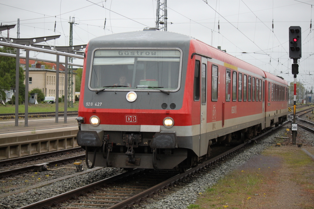 928 427-3 durfte am 10.05.2015 von Rostock Hbf nach G�strow ausr�cken.