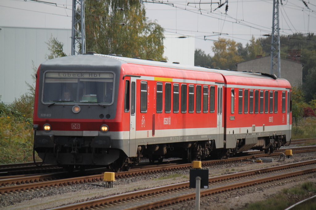 928 613-8 als RE 5356 von L�cknitz nach L�beck Hbf bei der Einfahrt im Bahnhof G�strow.09.10.2015
