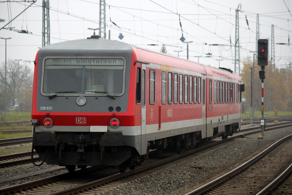 928 635-1(Eigent�mer:DB Regio AG)stand am 14.11.2014 ebenfalls rum im Rostocker Hbf.