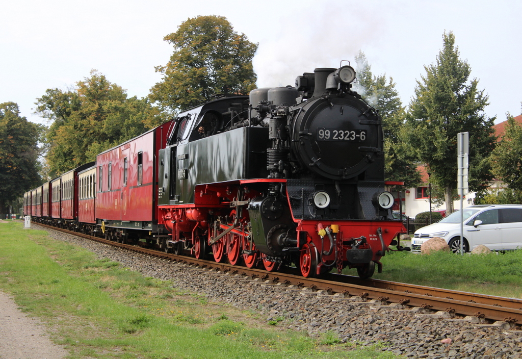 99 2323-6 mit MBB14617 von Ostseebad Kühlungsborn West nach Bad Doberan kurz vor Kühlungsborn Ost.13.09.2020 