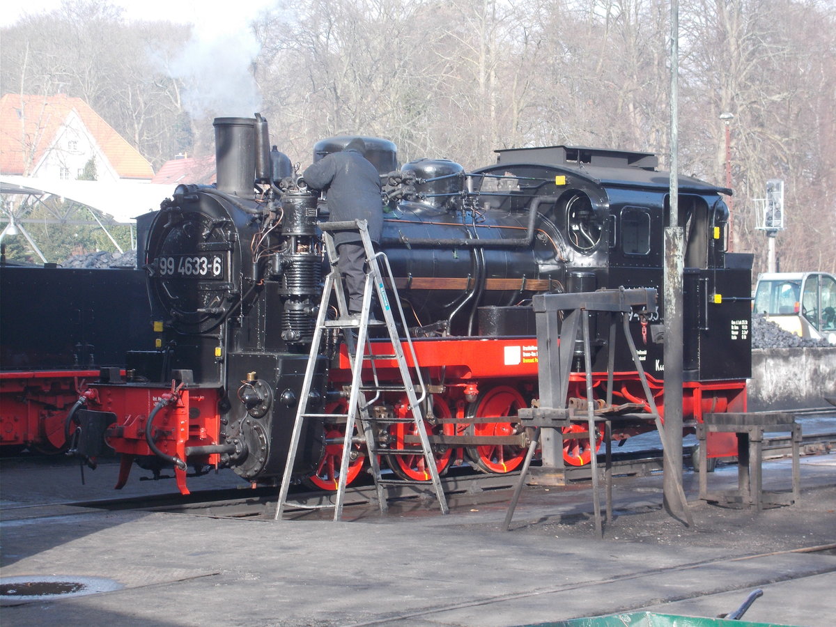 99 4633-6 mit kleinen Sch�nheitsarbeiten in der Einsatzstelle Putbus am 03.M�rz 2017.