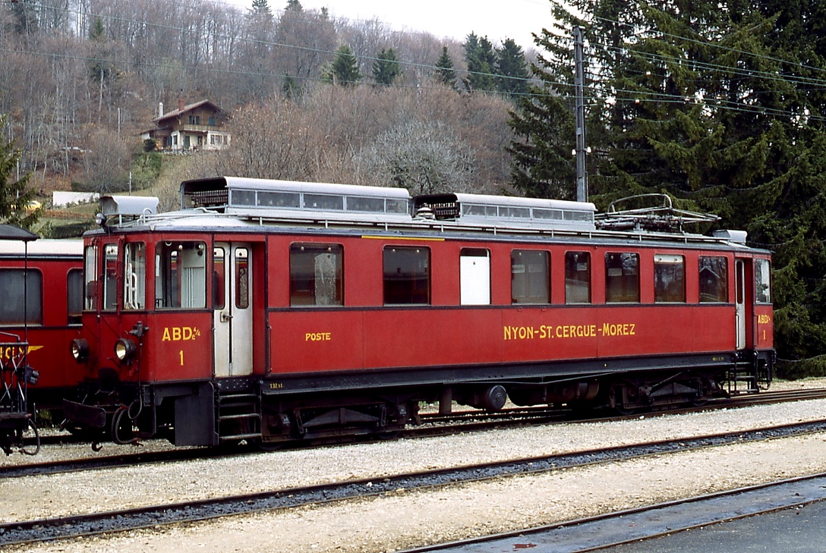 ABDe 4/4 1 der NStCM im Mai 1980 in St. Cergue. Der Triebwagen wurde 1916 von BBC/SWS gebaut. 