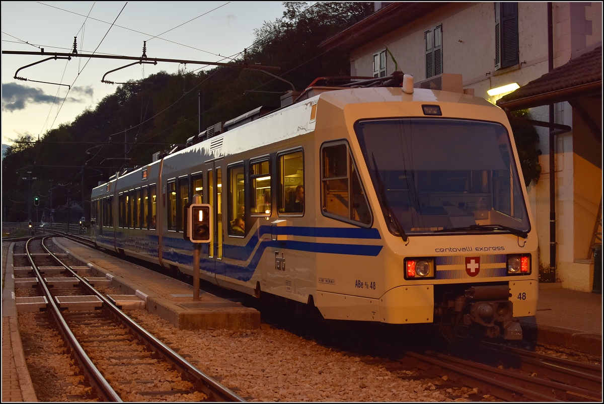 ABe 4/8 48 der FART in Re mit dem abendlichen Zug nach Domodossola. Oktober 2016.