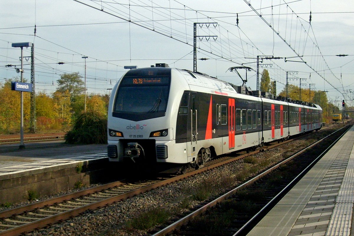 Abellio ET25-2303 trefft am 14 November 2019 in Emmerich ein mit ein RE nach Arnhem über Zevenaar.