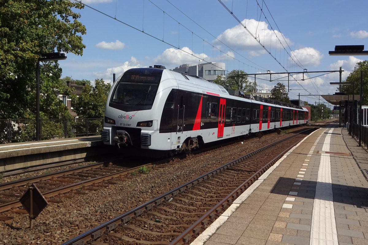 Abellio ET25-2307 verlässt am 16 Augustus 2019 Arnhem-Velperpoort. 