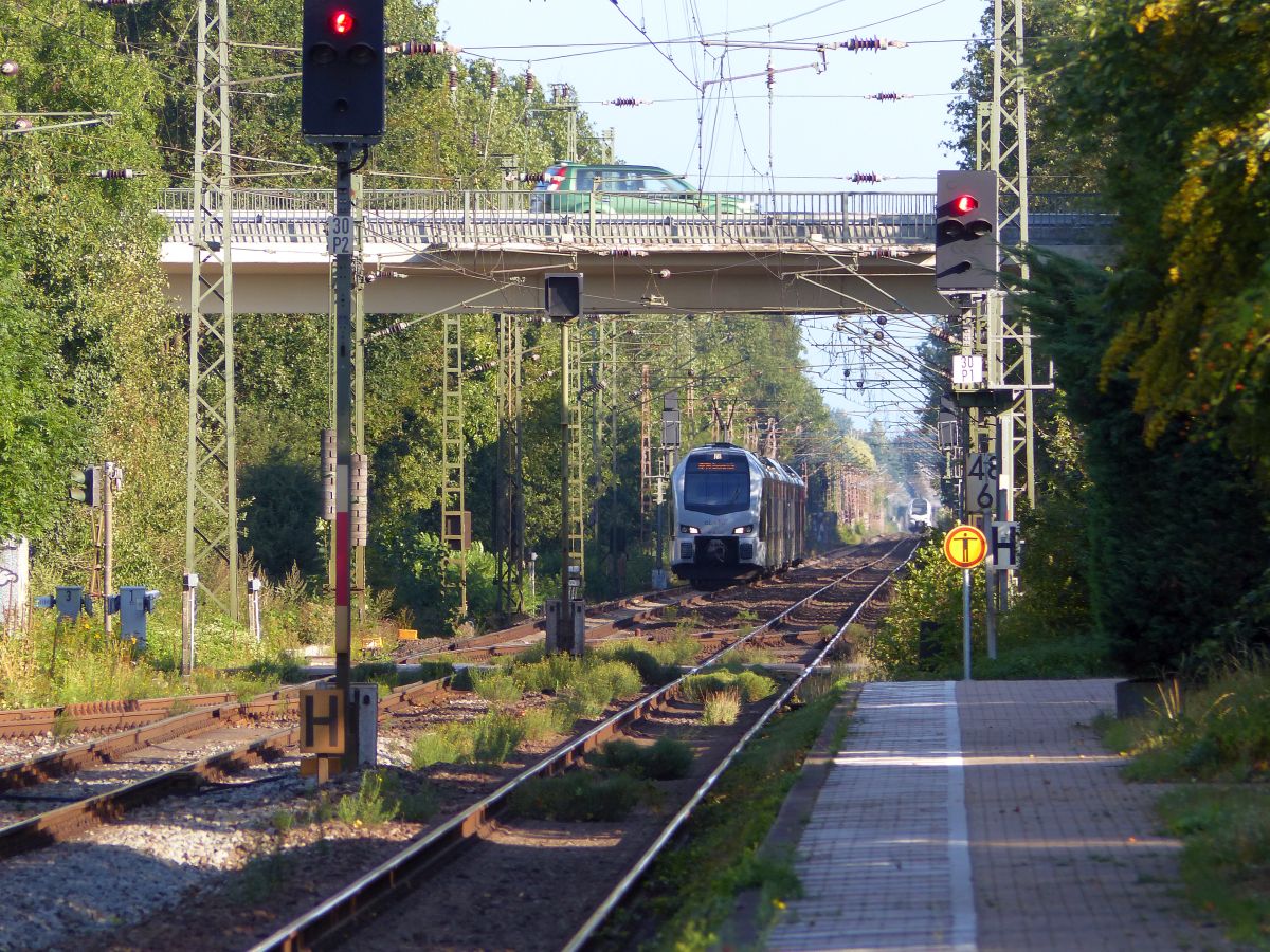Abellio Triebzug ET 25  2207 Ankunst Bahnhof Empel-Rees 21-08-2020.


Abellio treinstel ET 25 2207 aankomst station Empel-Rees 21-08-2020.


