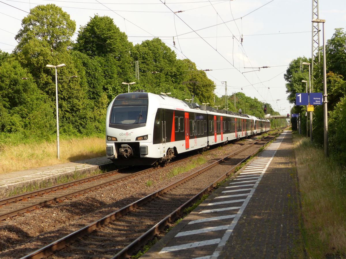 Abellio Triebzug ET 25 2209 Gleis 2 Bahnhof Empel-Rees 18-06-2021.

Abellio treinstel ET 25 2209 spoor 2 station Empel-Rees 18-06-2021.