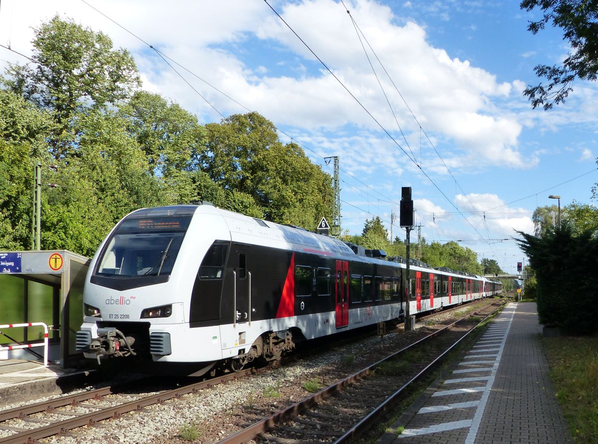 Abellio Triebzug ET 25 2211 Bahnhof Empel-Rees 21-08-2020.

Abellio treinstel ET 25 2211 station Empel-Rees 21-08-2020.