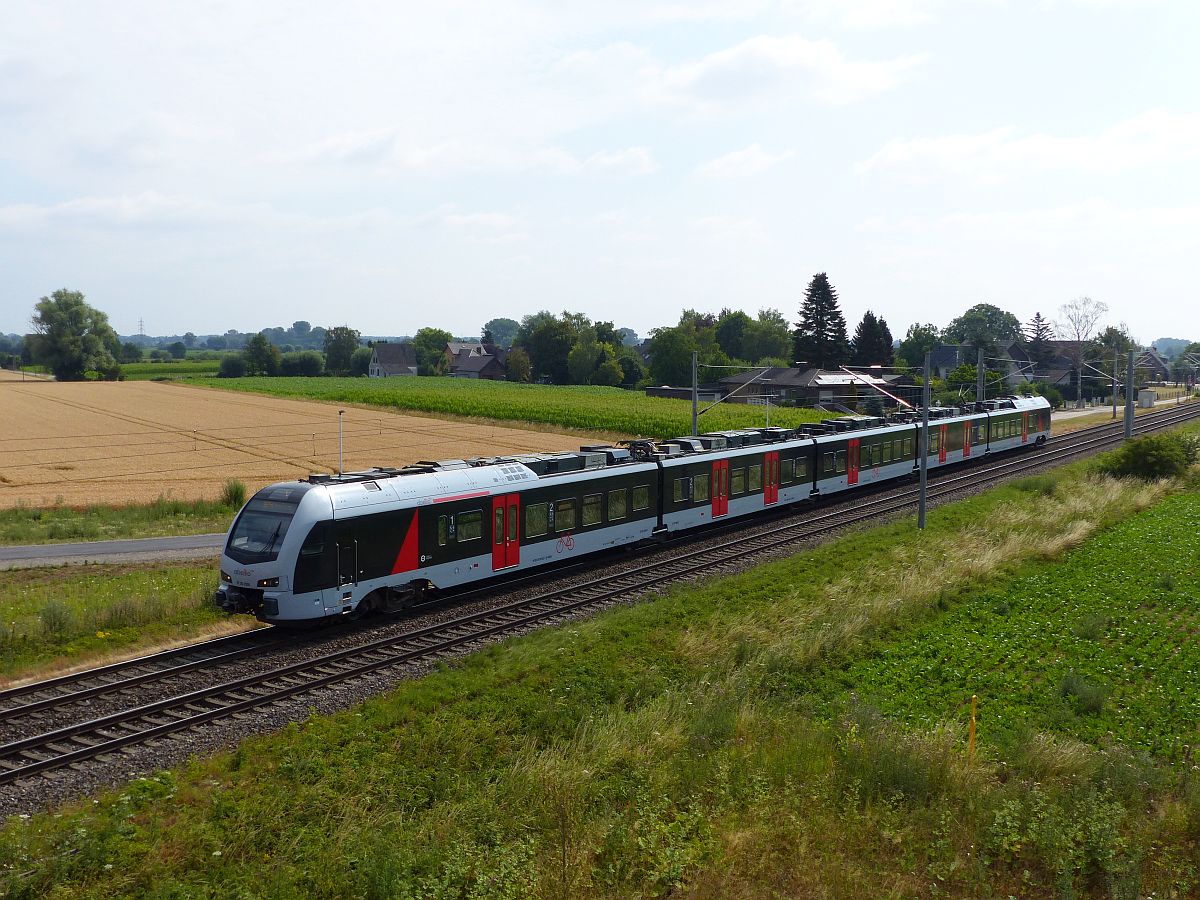 Abellio Triebzug ET 25 2305 Baumannstrasse, Praest bei Emmerich am Rhein, Deutschland 06-07-2018.

Abellio treinstel ET 25 2305 Baumannstrasse, Praest bij Emmerich, Duitsland 06-07-2018.