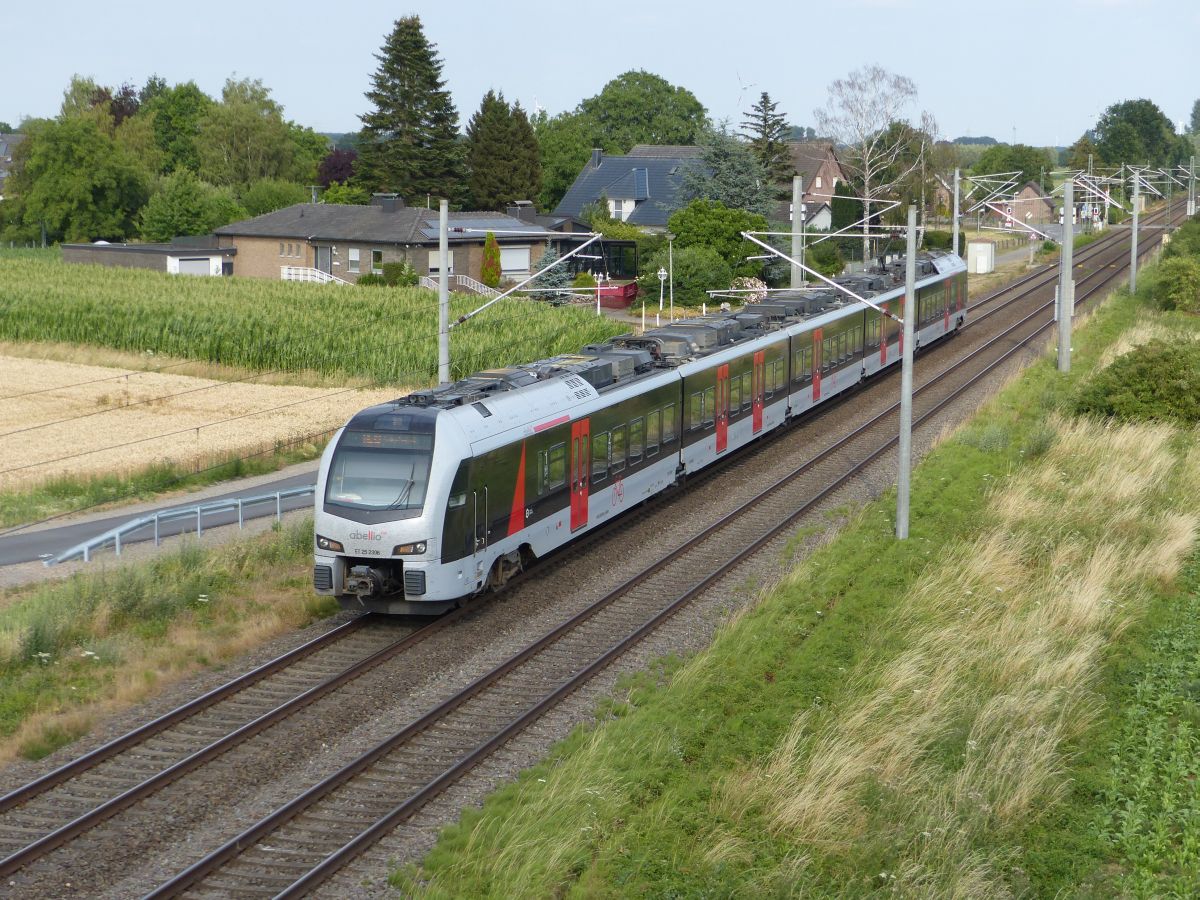Abellio Triebzug ET 25 2306 Praest bei Emmerich am Rhein, Deutschland 06-07-2018.


Abellio treinstel ET 25 2306 Praest bij Emmerich, Duitsland 06-07-2018.