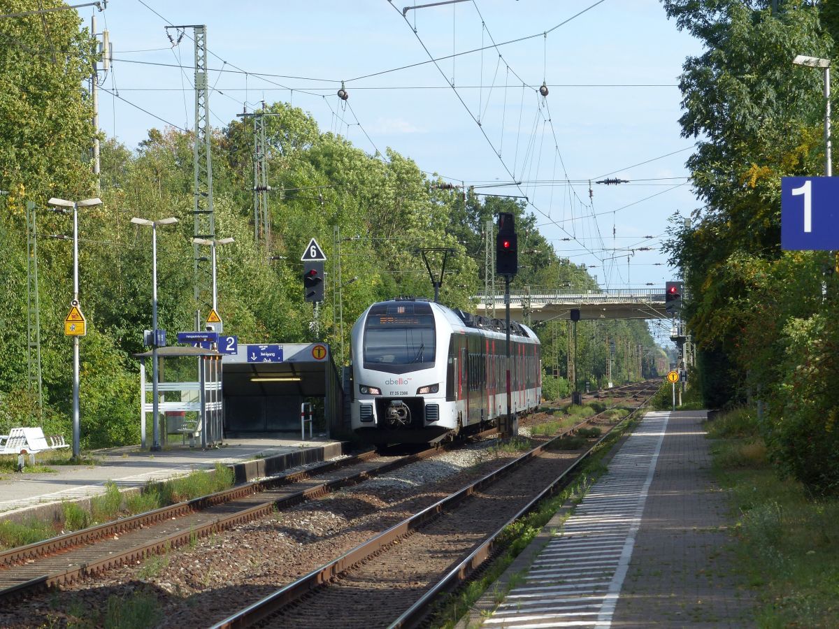 Abellio Triebzug ET 25 2306 Ankunst Bahnhof Empel-Rees 21-08-2020. 


Abellio treinstel ET 25 2306 aankomst station Empel-Rees 21-08-2020.