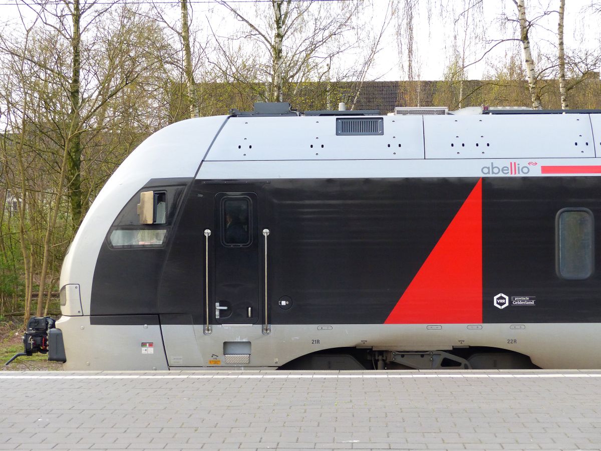 Abellio Triebzug ET 25 Gleis 1 Emmerich am Rhein, Deutschland 31-03-2017.

Abellio treinstel ET 25 spoor 1 Emmerich, Duitsland 31-03-2017.