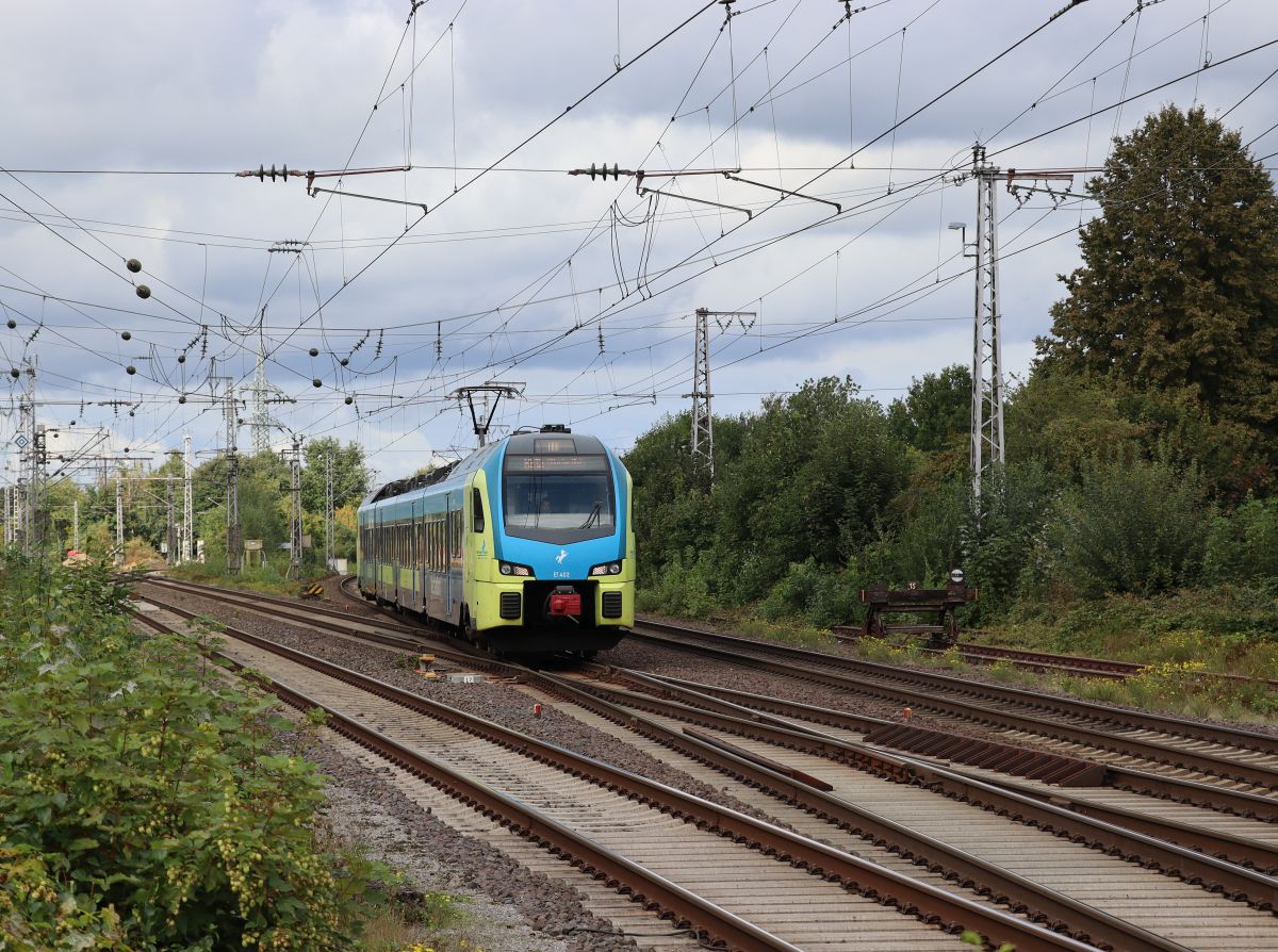 Abellio Westfalenbahn Tiebzug ET 402 Ankunft Bahnhof Salzbergen 16-09-2021.

Abellio Westfalenbahn ET 402 komende uit de richting Emden aankomst Salzbergen 16-09-2021.
