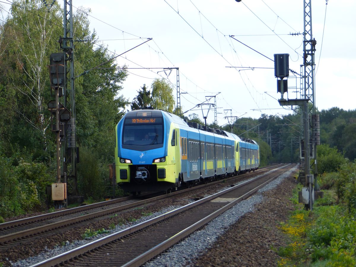 Abellio Westfalenbahn Triebzug ET 407 Devesstra�e, Salzbergen  13-09-2018.

Abellio Westfalenbahn treinstel ET 407 Devesstra�e, Salzbergen  13-09-2018.