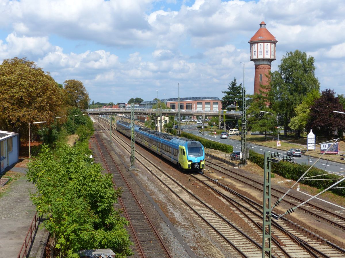 Abellio Westfalenbahn Triebzug ET 407 Lingen 17-08-2018.

Abellio Westfalenbahn treinstel ET 407 bij verlaten station Lingen 17-08-2018.