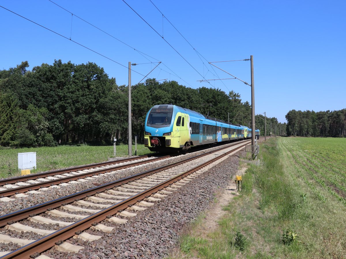 Abellio Westfalenbahn Triebzug ET 408 und ET 413 bei Bahn�bergang Bernte, Emsb�ren 03-06-2022.

Abellio Westfalenbahn treinstel ET 408 en ET 413 bij overweg Bernte, Emsb�ren 03-06-2022.